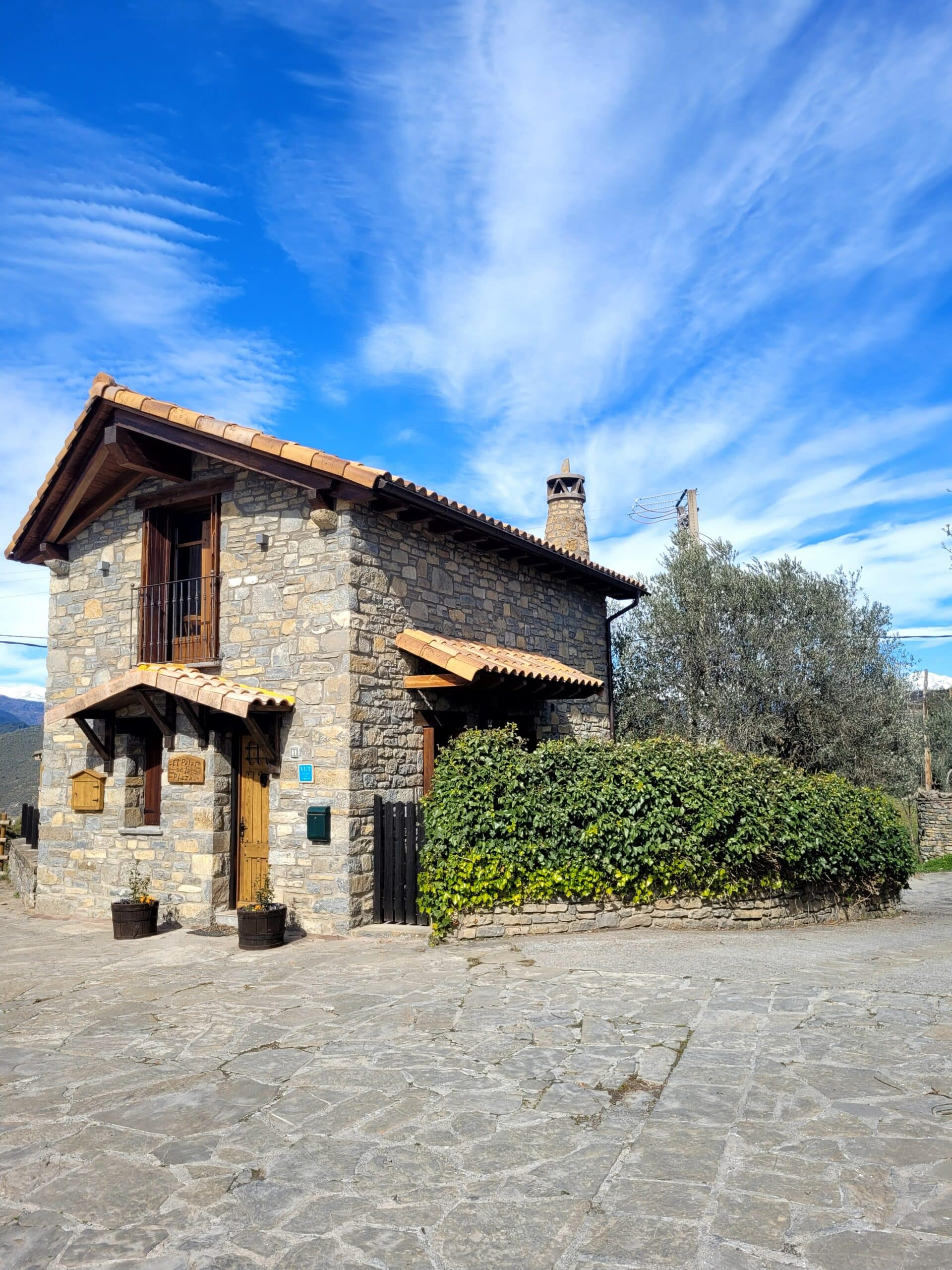 Villa de Ainsa - Sobrarbe Pirineo El pajar de la Plaza Guaso scaled