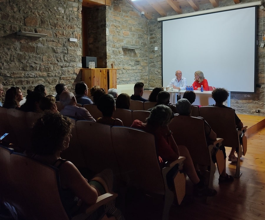 Villa de Ainsa - Sobrarbe Pirineo Publico durante la presentacion del libro La vida de Angela