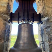 Arcusa vive un momento histórico colocando la recién restaurada campana de la iglesia de San Esteban