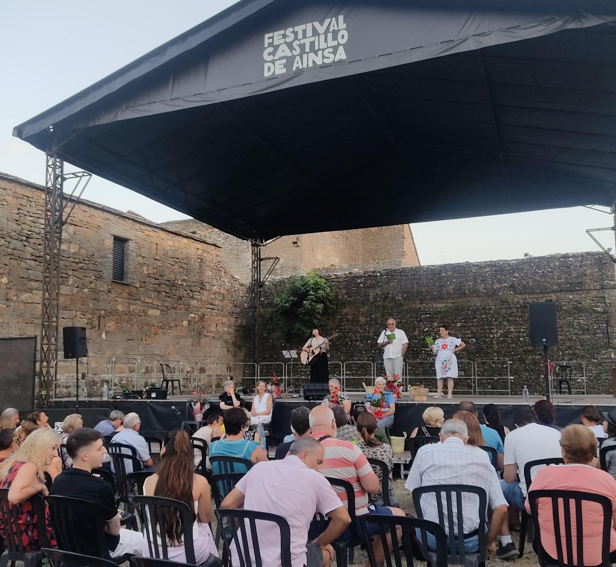 Villa de Ainsa - Sobrarbe Pirineo Alondra Bentley canta junto a Paco Paricio y Pilar Amoros una cancion compuesta para las mujeres homenajeadas