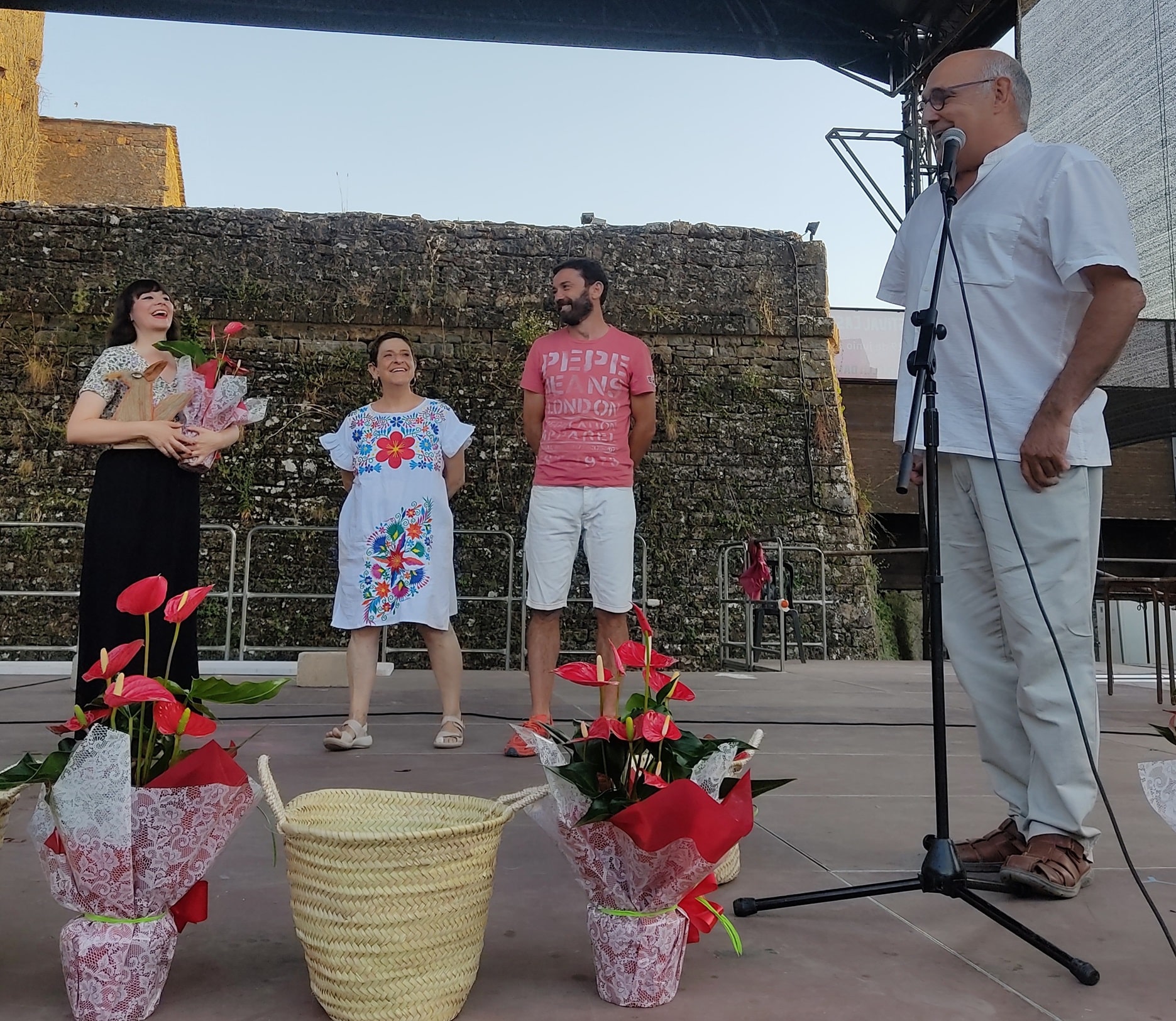 Villa de Ainsa - Sobrarbe Pirineo Alondra Bentley recibiendo el premio del Festival