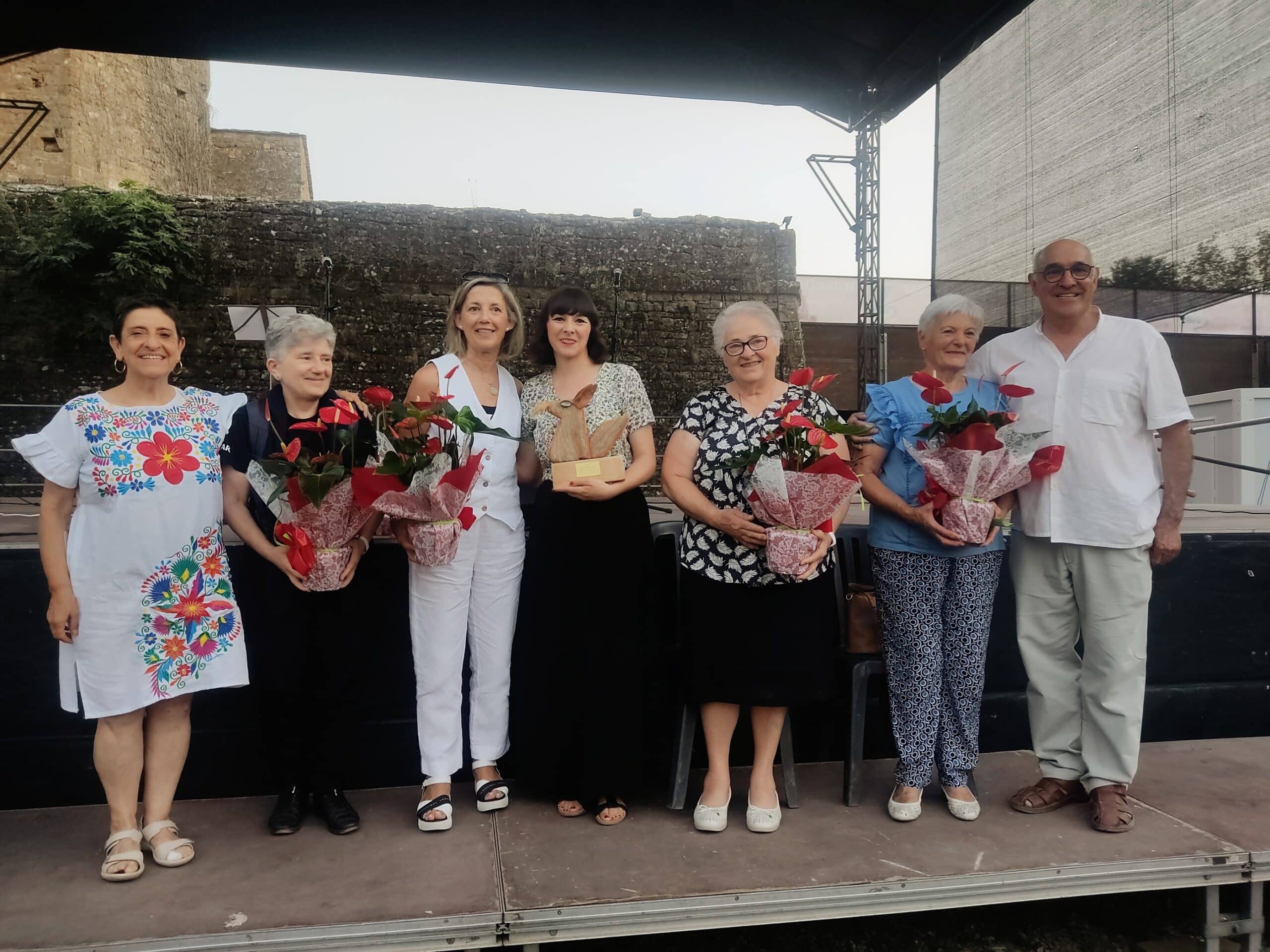 Villa de Ainsa - Sobrarbe Pirineo Foto con las mujeres homenajeadas Alondra Bentley Paco Paricio y Pilar Amoros scaled