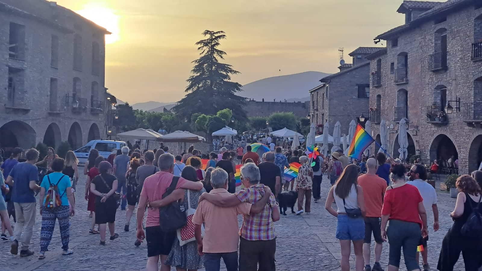 Villa de Ainsa - Sobrarbe Pirineo Manifestacion Dia del Orgullo en la Plaza Mayor