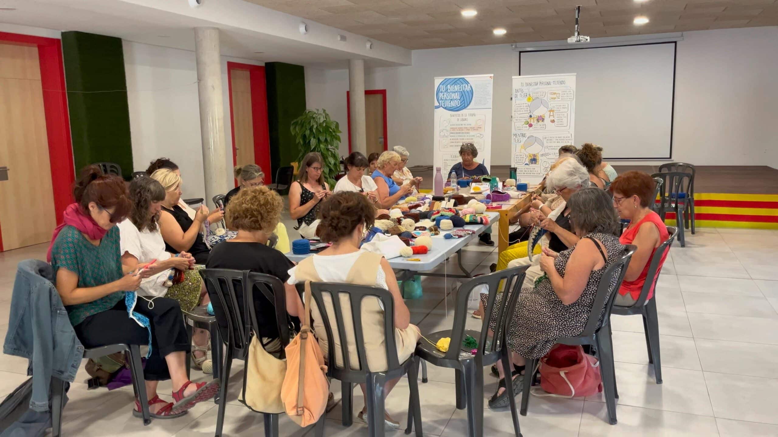 Villa de Ainsa - Sobrarbe Pirineo Grupo de Mujeres tejiendo en Ainsa scaled