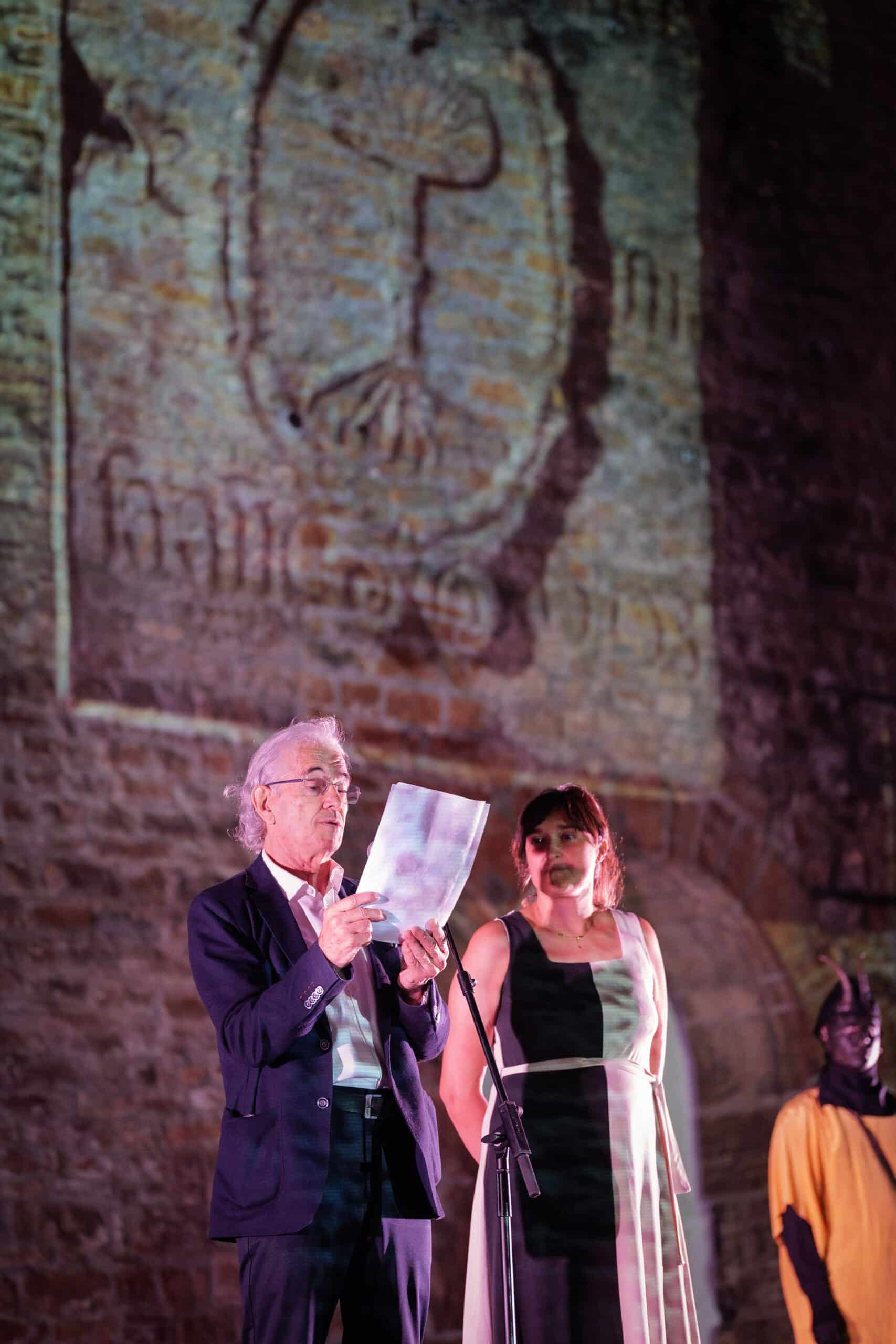 Villa de Ainsa - Sobrarbe Pirineo Jose Luis Mur y Beatriz Salcedo en el acto homenaje bajo la proyeccion del escudo donado. Foto Osole Visual scaled