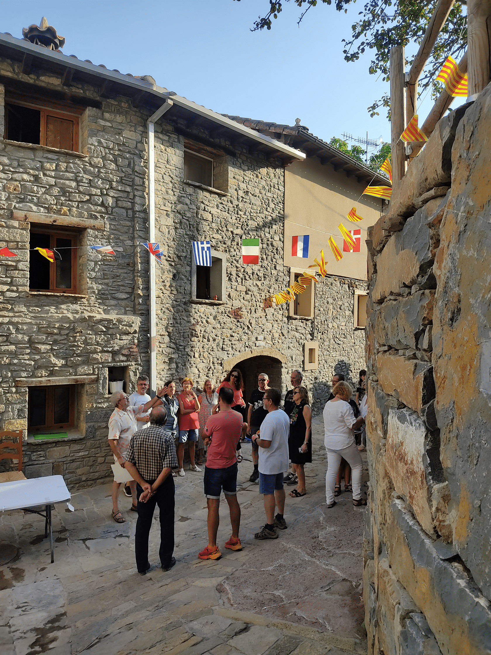 Villa de Ainsa - Sobrarbe Pirineo Talon explicando algunas curiosidades de la calle