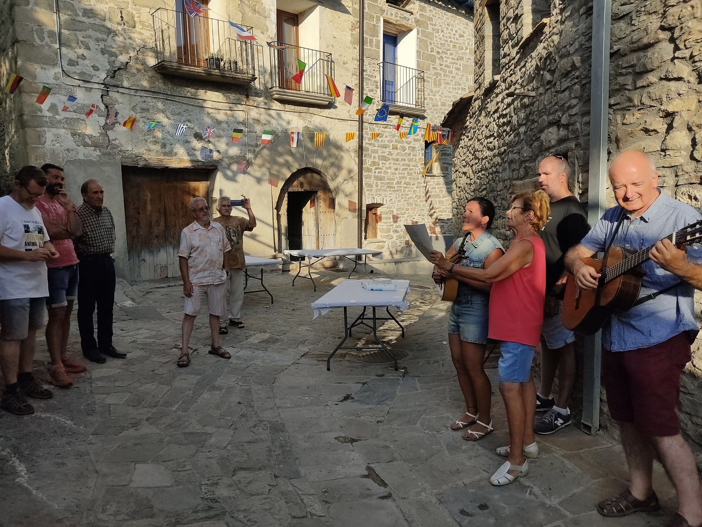 Villa de Ainsa - Sobrarbe Pirineo Varios vecinos se animan con una jota para inaugurar la calle