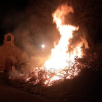 Las hogueras en honor a los santos barbudos llenan de luz y calor los pueblos de Aínsa-Sobrarbe