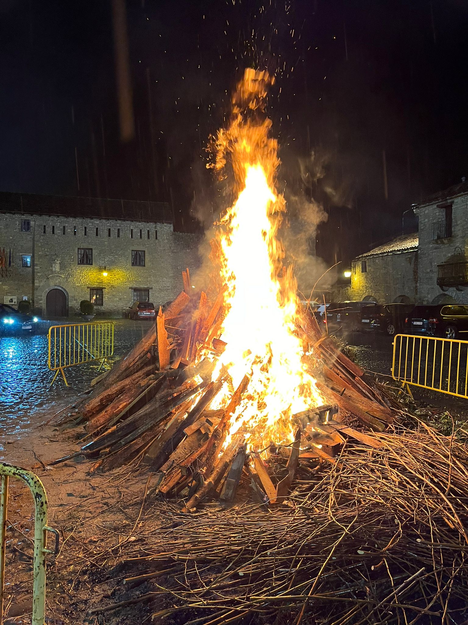 Aínsa celebra el invierno honrando a los Santos Barbudos