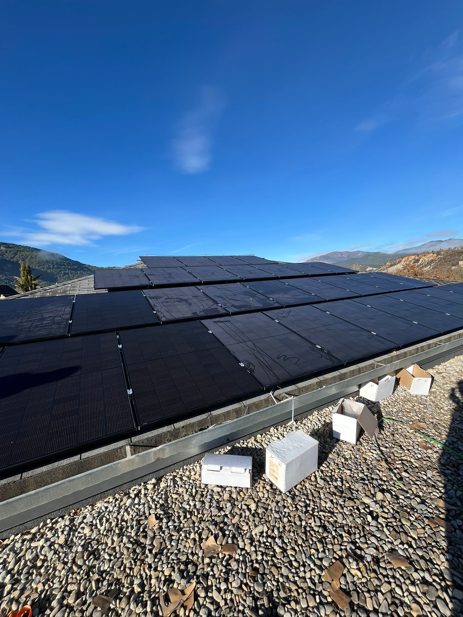 Placas fotovoltaicas instaladas en el IES Sobrarbe, Aínsa