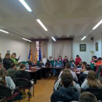 El Consejo de Infancia y Adolescencia de Aínsa-Sobrarbe recibe la visita de jóvenes franceses en el marco del proyecto europeo ECO