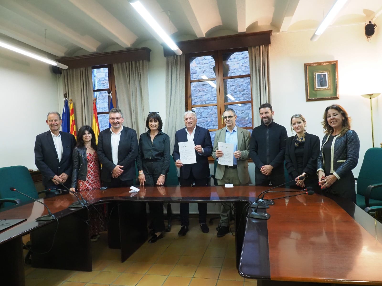 Villa de Ainsa - Sobrarbe Pirineo Los dos presidentes sostienen el acuerdo firmado en el ayuntamiento de Ainsa. Foto Paco Parra
