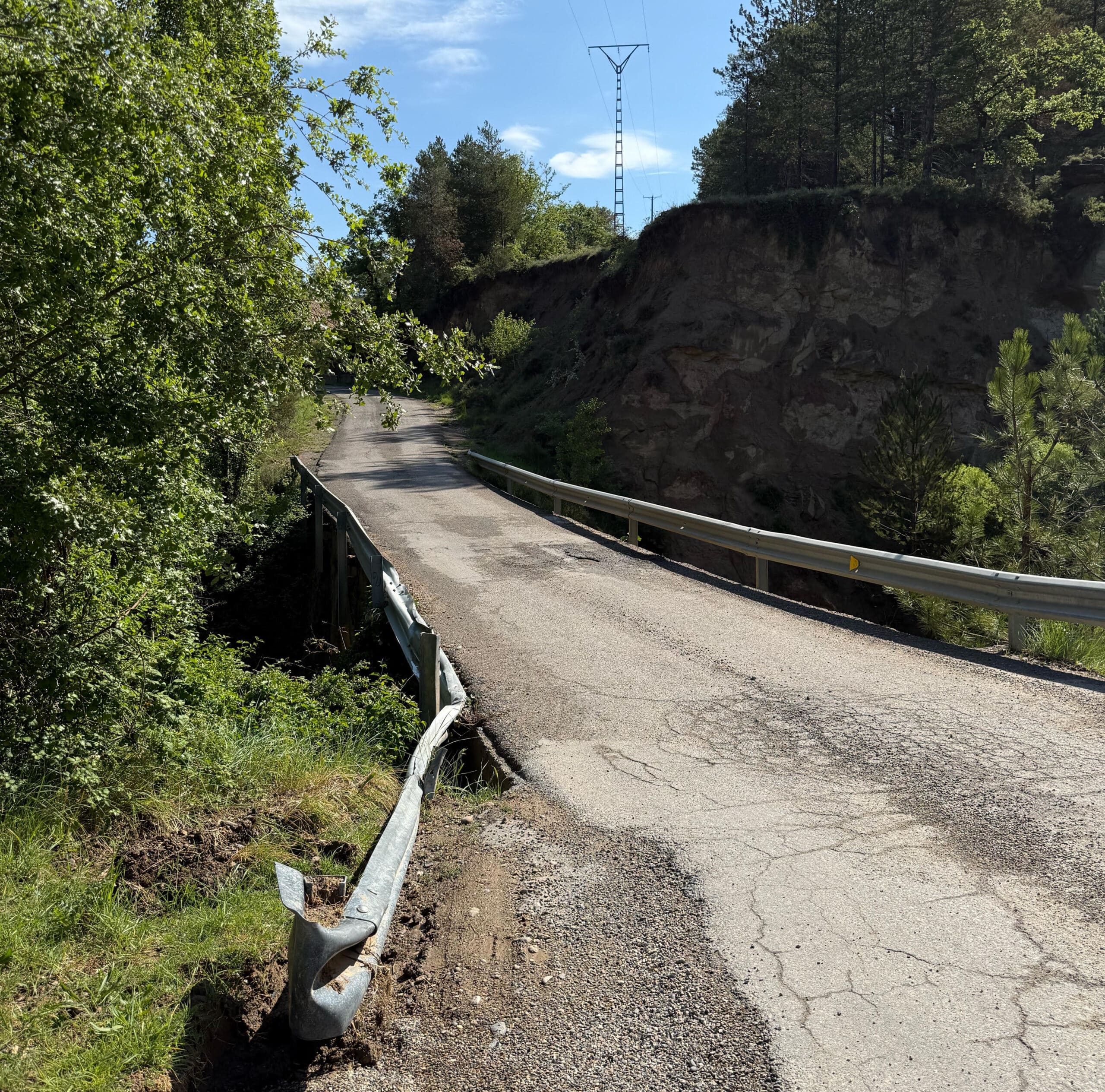 Villa de Ainsa - Sobrarbe Pirineo Puente de Olson con el quitamiedos deformado por un camion cuya mejora esta incluida en la obra paralizada scaled