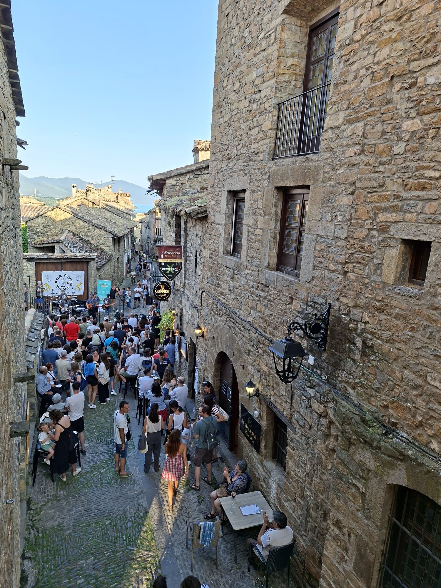 Villa de Ainsa - Sobrarbe Pirineo Ambiente en la calle mayor