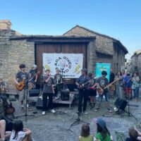 Las jóvenes promesas de la música sobrarbense animan la fiesta presentación del Festival Castillo de Aínsa