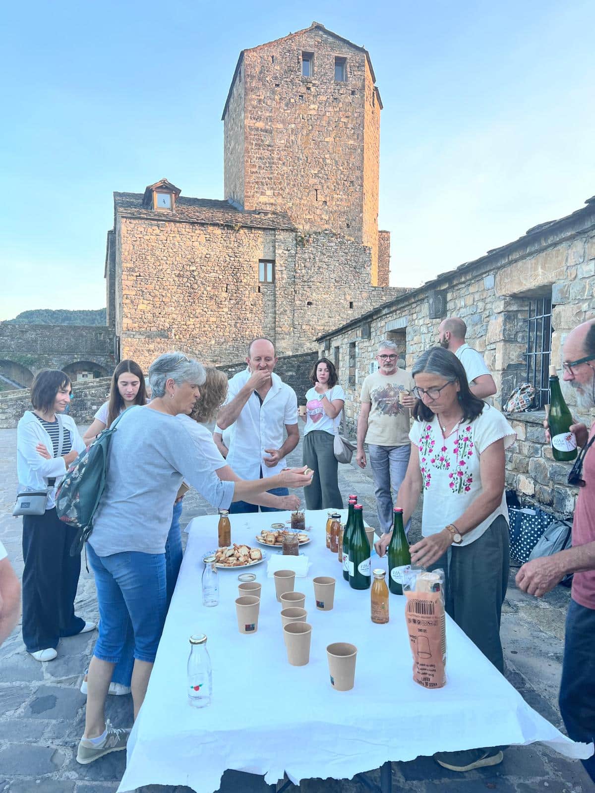 Villa de Ainsa - Sobrarbe Pirineo Degustacion de productos locales en la jornada de visionado. El zumo y la sidra han sido dos de los protagonistas