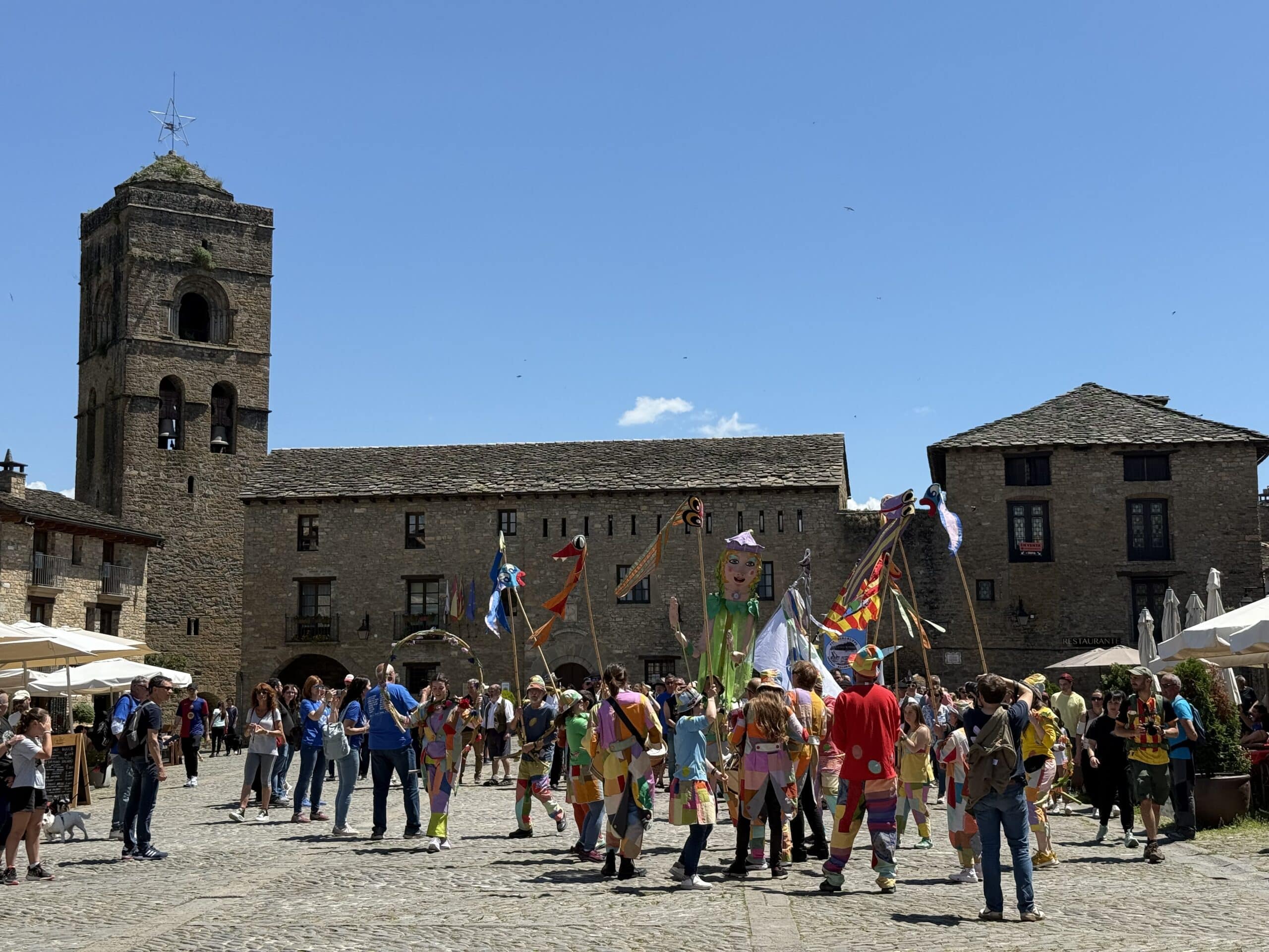 Villa de Ainsa - Sobrarbe Pirineo Desfile de nabateros encabezados por los Titiriteros de Binefar en la Plaza Mayor de Ainsa scaled