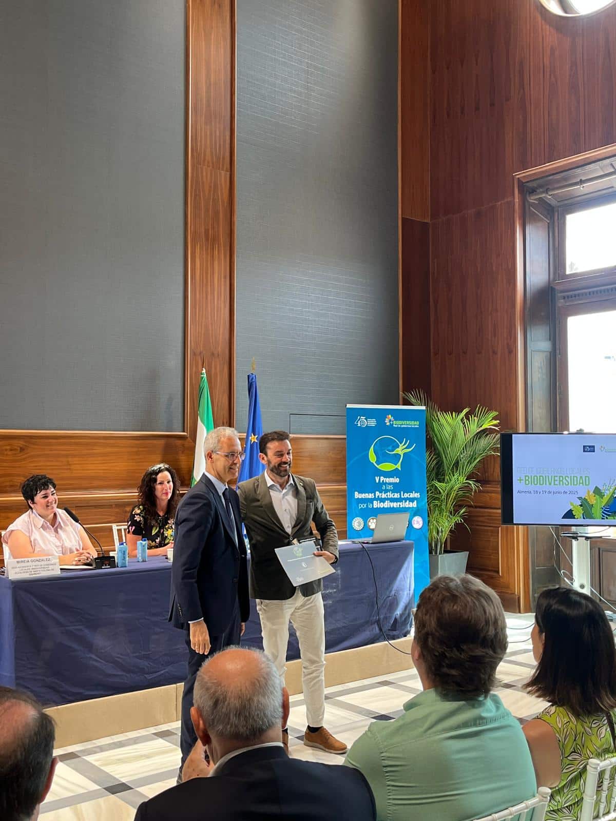 Villa de Ainsa - Sobrarbe Pirineo Enrique Pueyo recogiendo el premio
