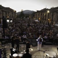 Vignerons de Huesca logra el maridaje perfecto con los ritmos cubanos de Alaín Pérez en la Plaza Mayor de Aínsa