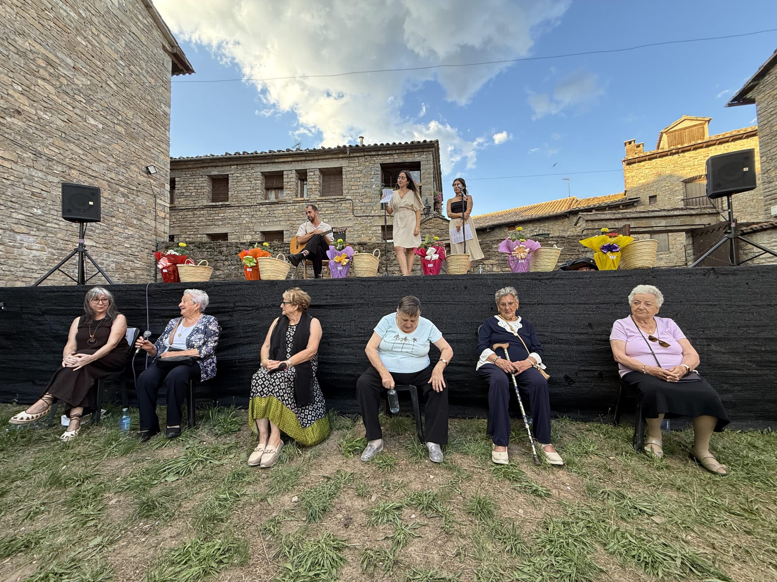 Villa de Ainsa - Sobrarbe Pirineo Las seis mujeres participantes en el patio del museo scaled
