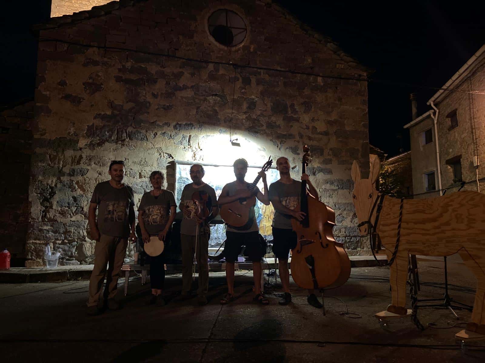 Villa de Ainsa - Sobrarbe Pirineo Luis Moreno junto a los miembros de La Orquestina