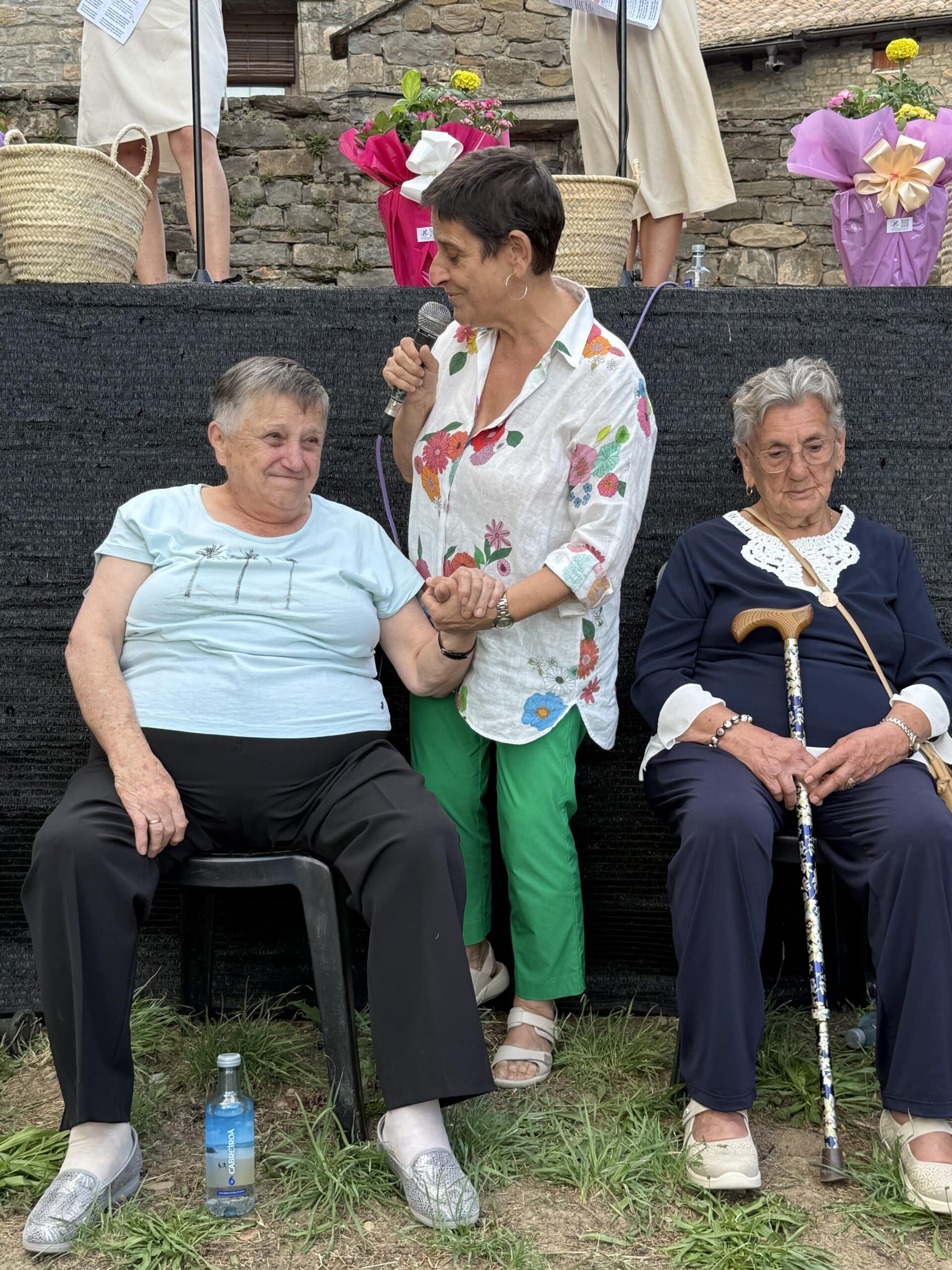 Villa de Ainsa - Sobrarbe Pirineo Pilar Amoros hablando con Rosi de Olson scaled