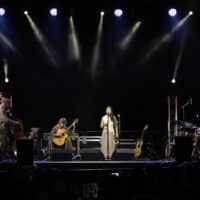 Rita Payés desembarca en el foso del Castillo de Aínsa desafiando la amenaza de lluvia a ritmo de jazz
