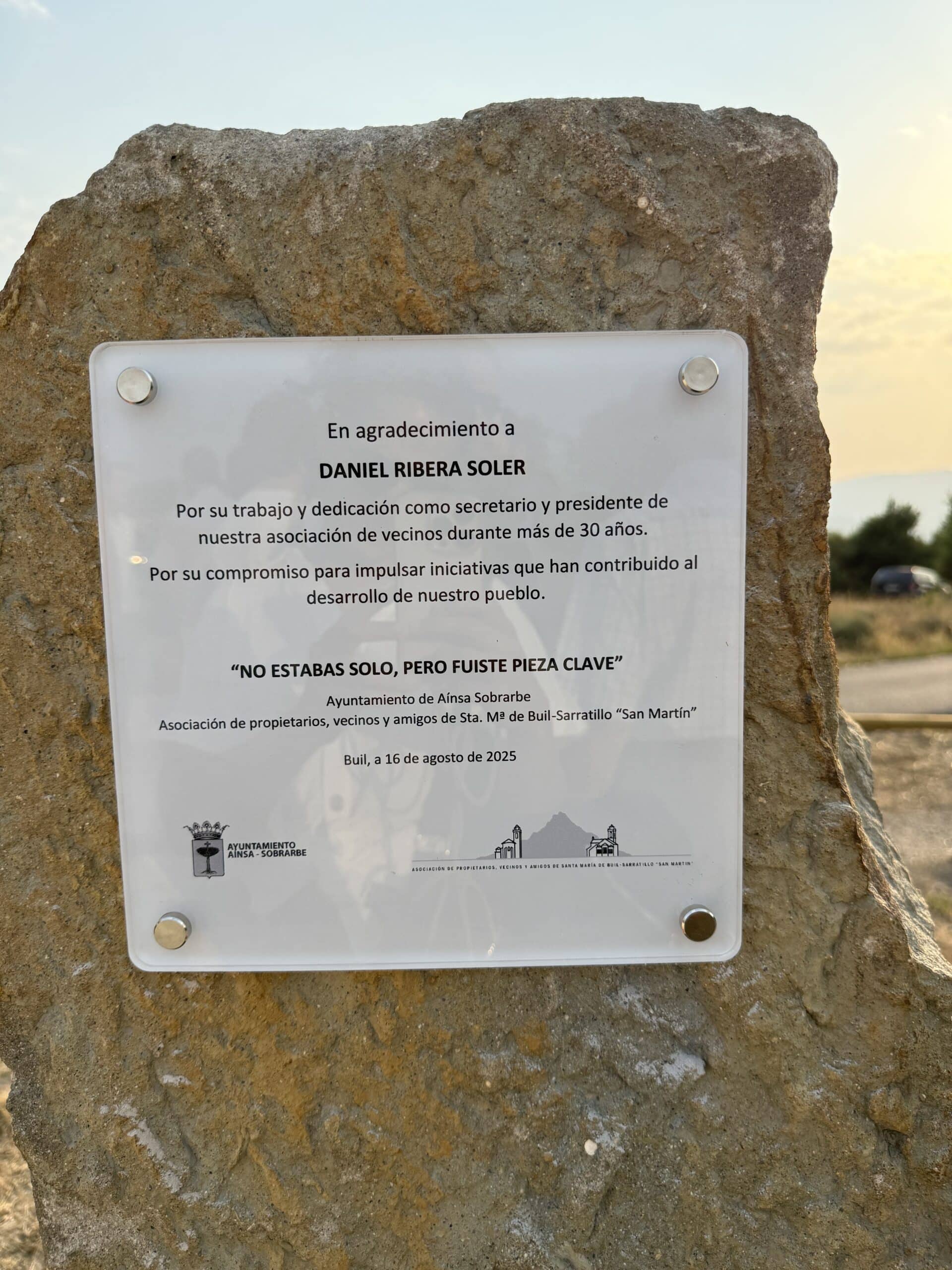 Villa de Ainsa - Sobrarbe Pirineo Placa conmemorativa en el parque scaled