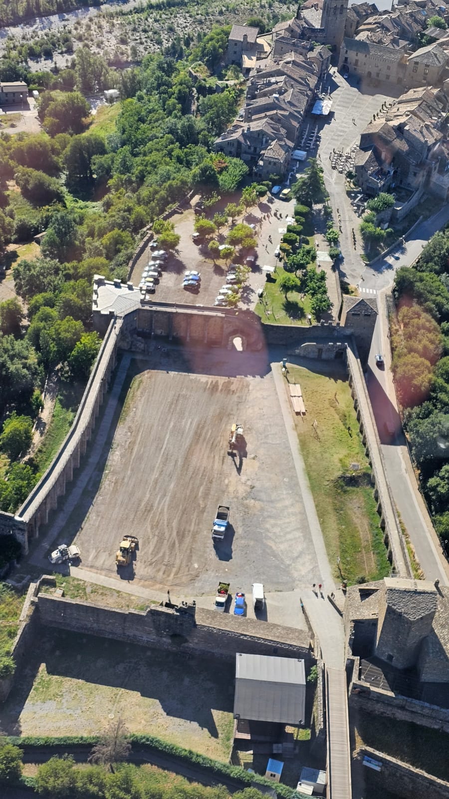 Villa de Ainsa - Sobrarbe Pirineo Recinto amurallado. Foto Escuela de vuelo Girolibre