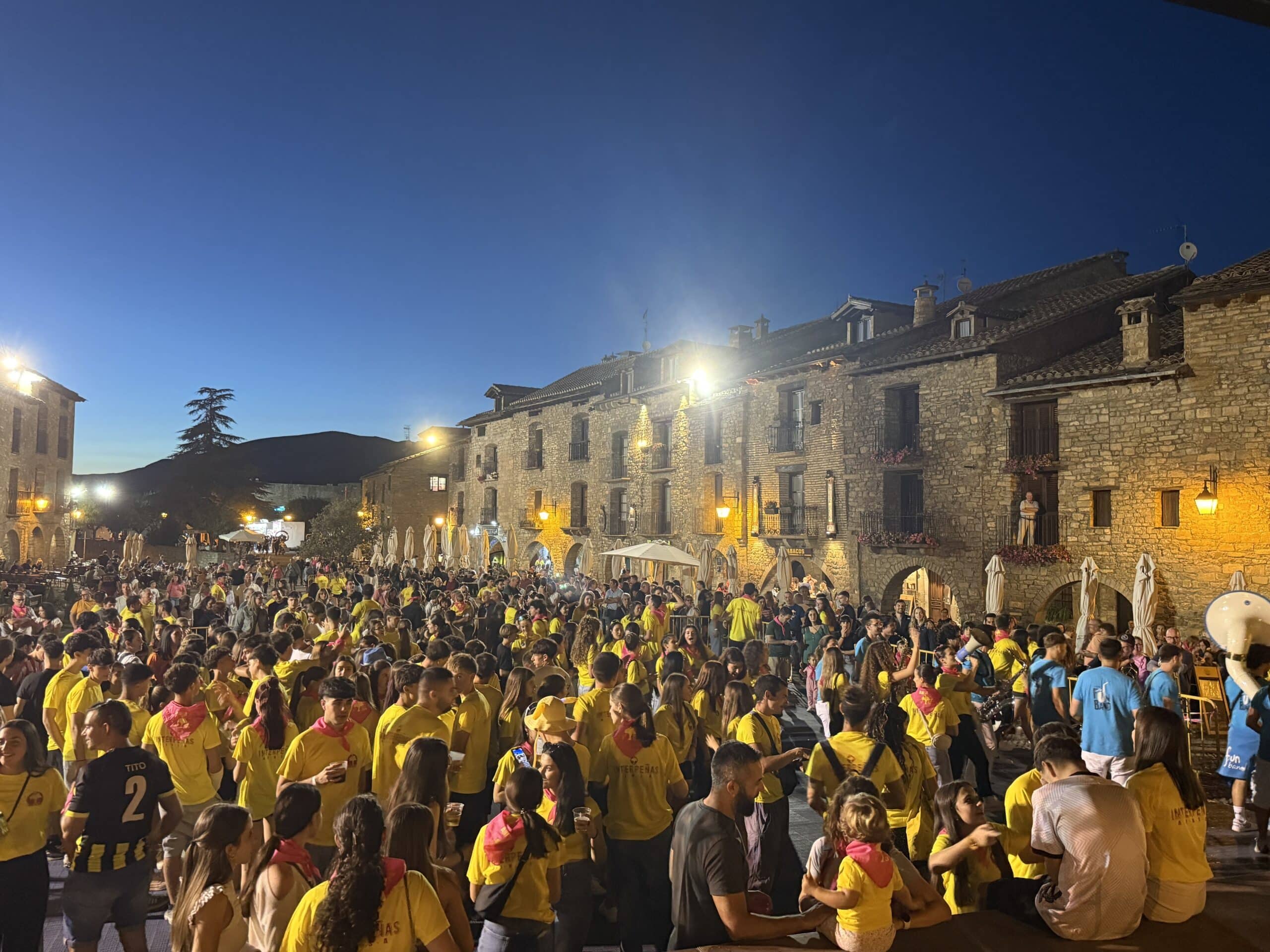 Villa de Ainsa - Sobrarbe Pirineo Ambiente en la Plaza Mayor scaled