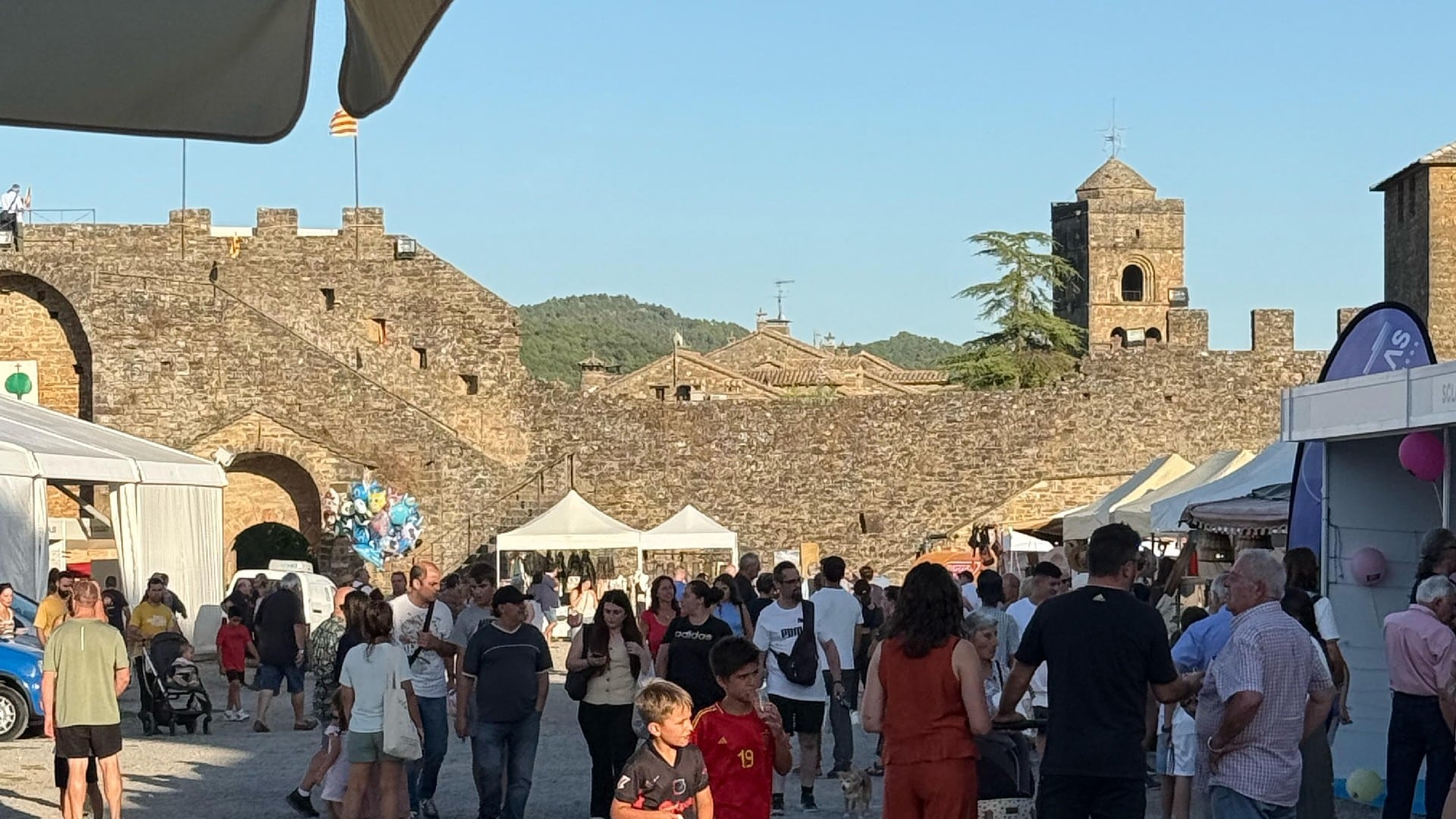 Villa de Ainsa - Sobrarbe Pirineo Ambiente en la explanada del Castillo