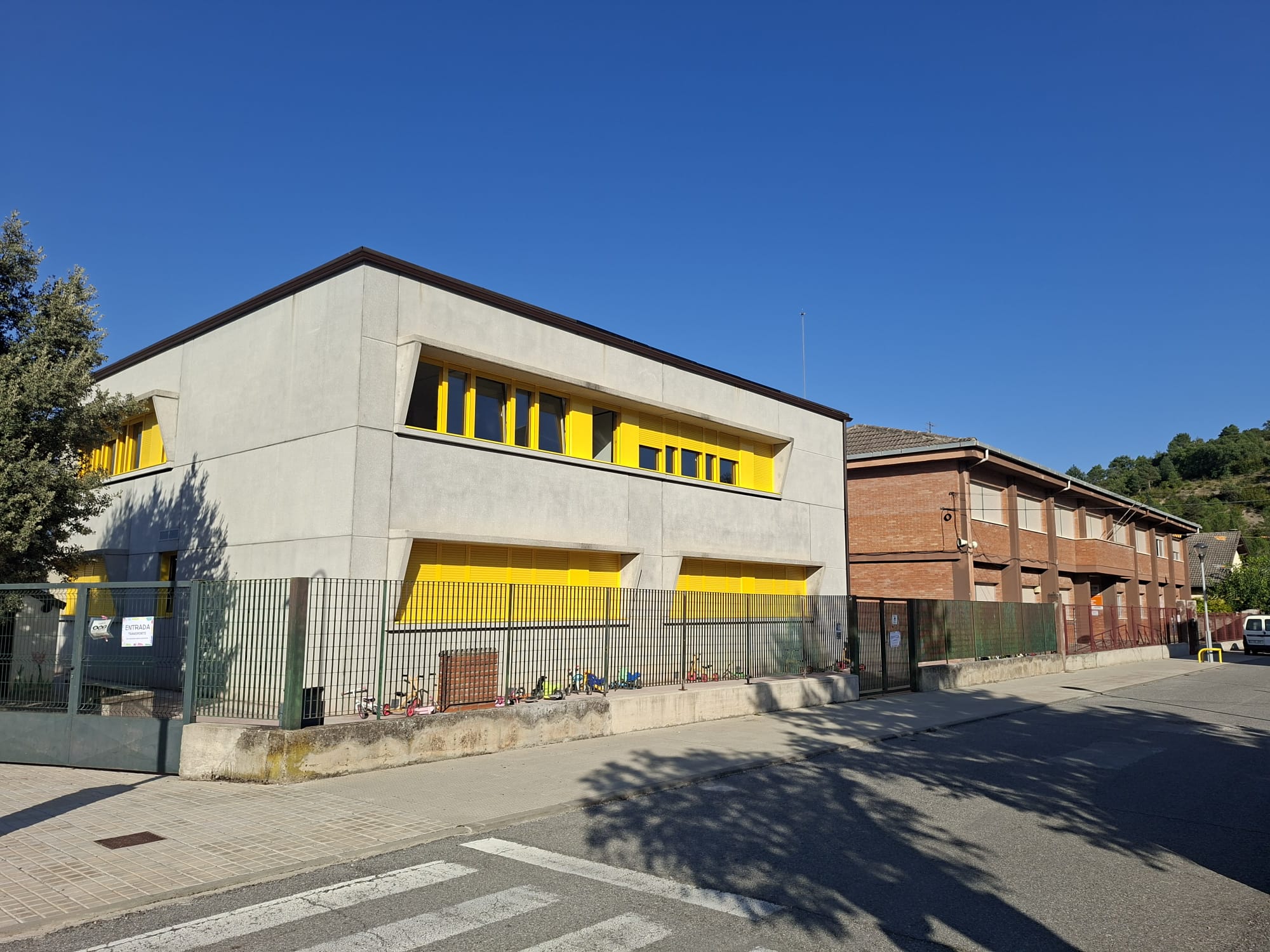 Villa de Ainsa - Sobrarbe Pirineo Fachada colegio 2