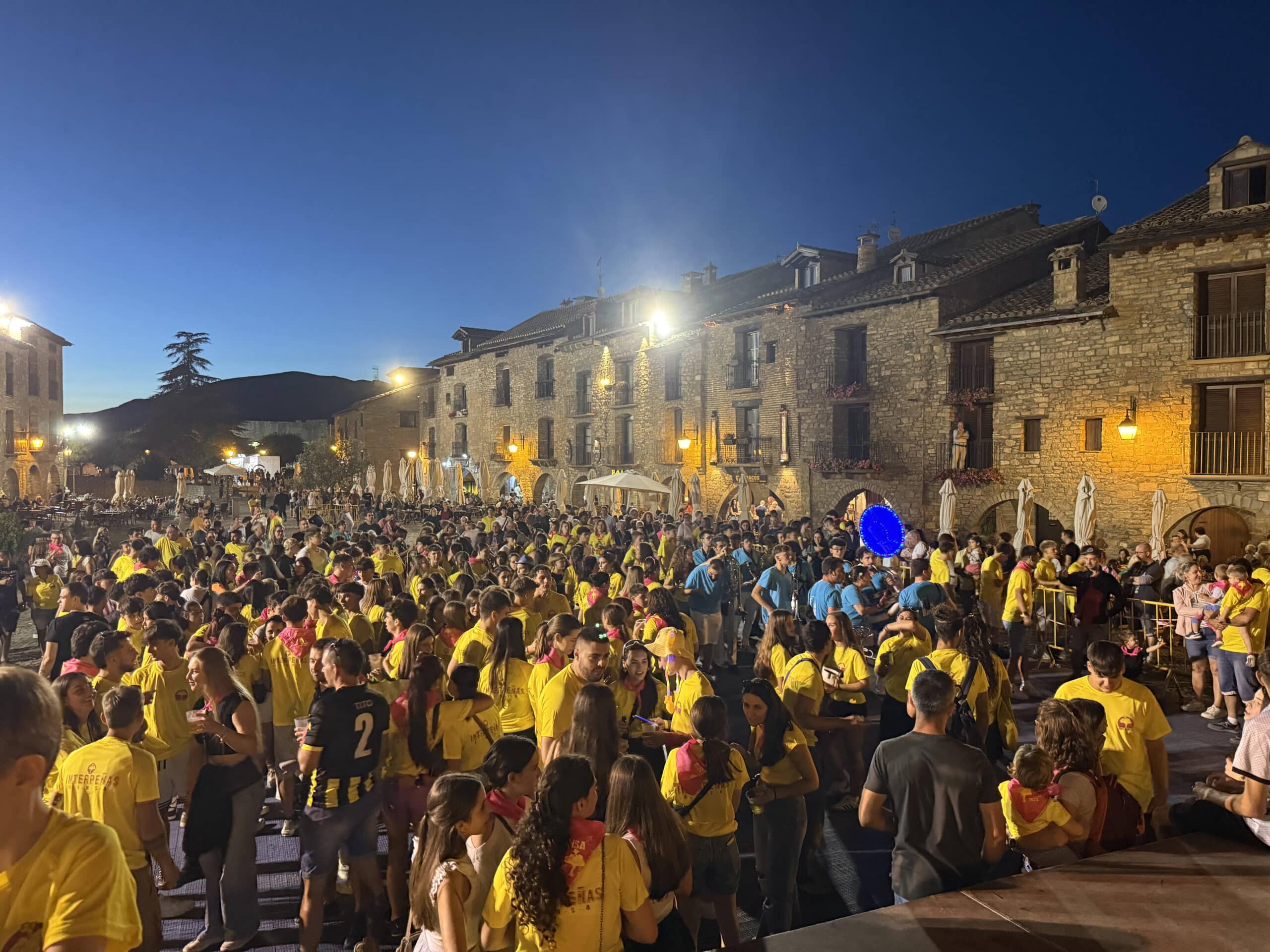 Villa de Ainsa - Sobrarbe Pirineo Ambiente de fiesta en el chupinazo de las fiestas de Ainsa scaled