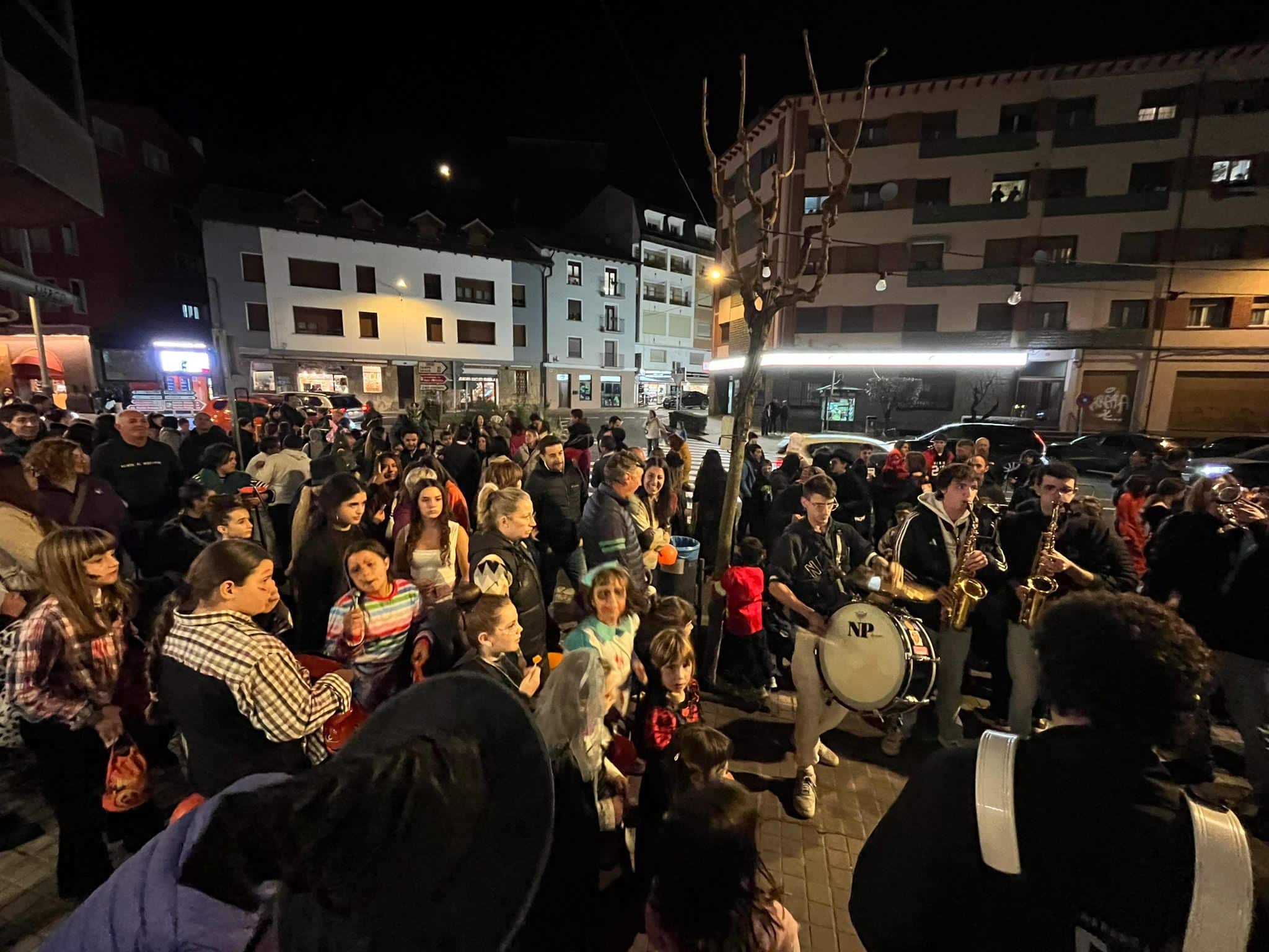 Villa de Ainsa - Sobrarbe Pirineo Aínsa cierra el mes de octubre con 6.800 personas visitando las oficinas de turismo de la localidad 1 Villa de Ainsa - Sobrarbe Pirineo Ambiente en el cruce durante la charanga