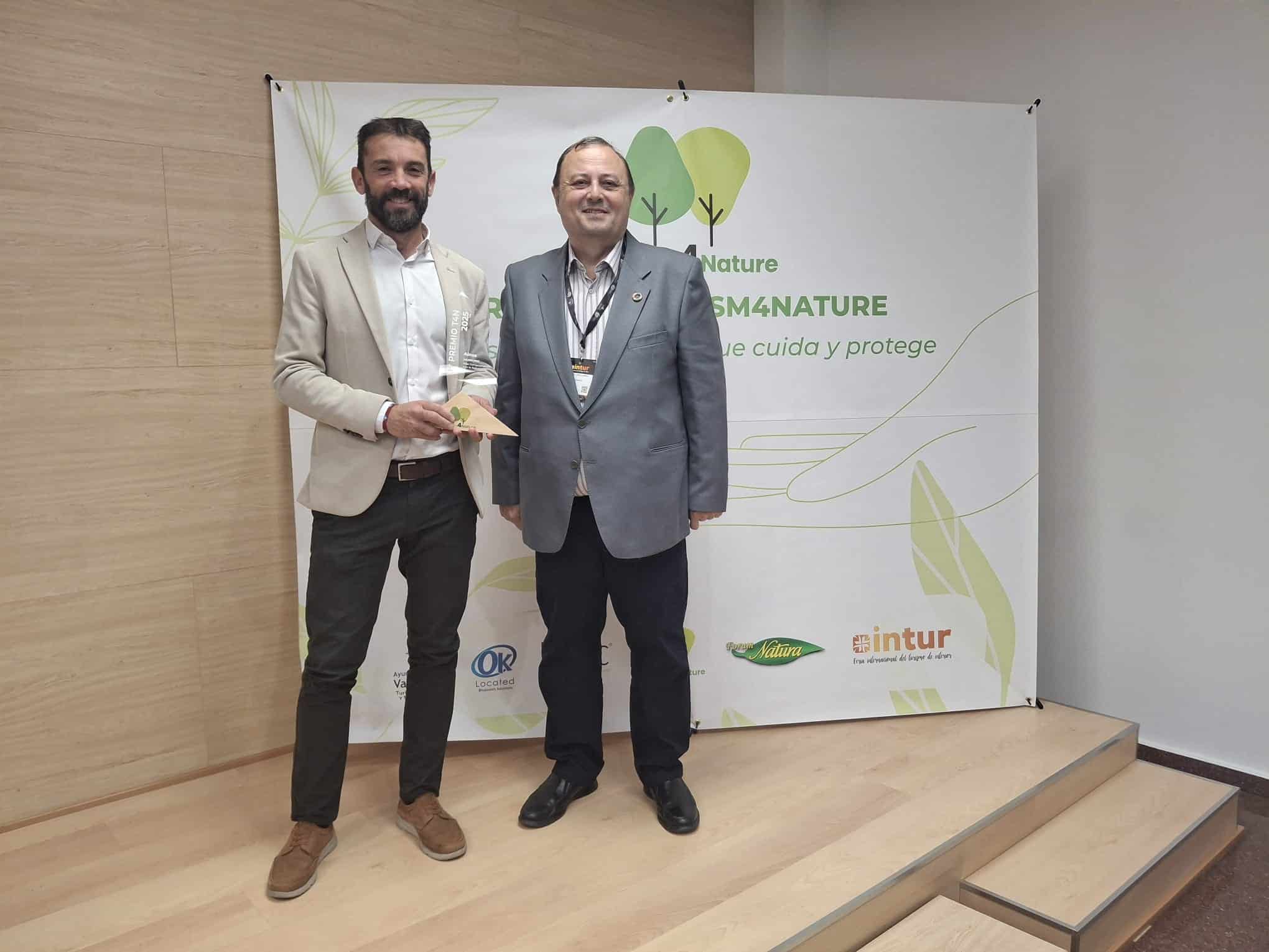Villa de Ainsa - Sobrarbe Pirineo Aínsa recoge en la feria de turismo de Valladolid INTUR el premio Tourism4Nature 2025 1 Villa de Ainsa - Sobrarbe Pirineo El alcalde Enrique Pueyo recibe el premio