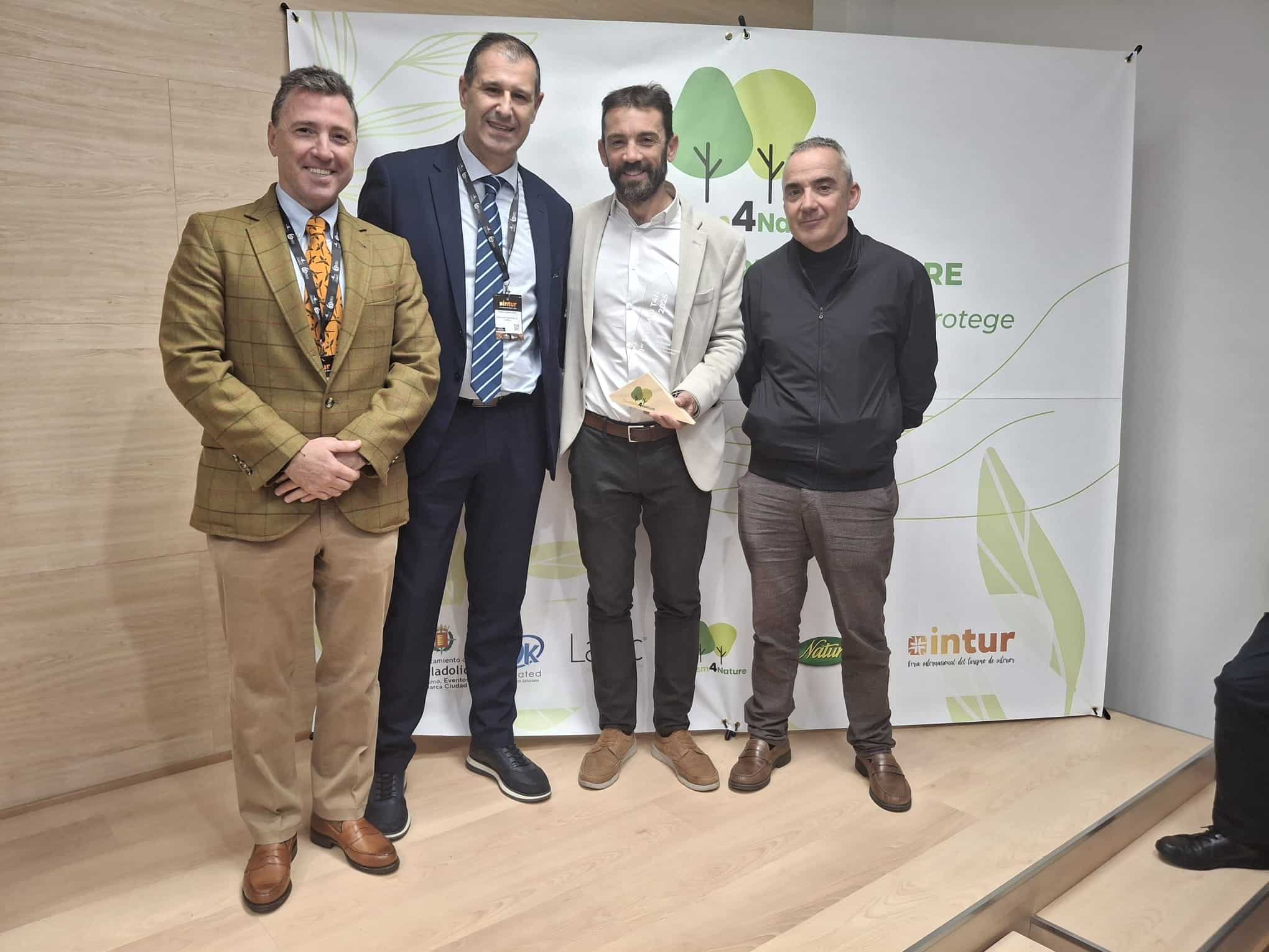 Villa de Ainsa - Sobrarbe Pirineo Aínsa recoge en la feria de turismo de Valladolid INTUR el premio Tourism4Nature 2025 2 Villa de Ainsa - Sobrarbe Pirineo El alcalde Enrique Pueyo y Juan Antonio Gil de la FCQ posan junto al diputado Sergio Serra y Fernando Blasco de Tu Huesca
