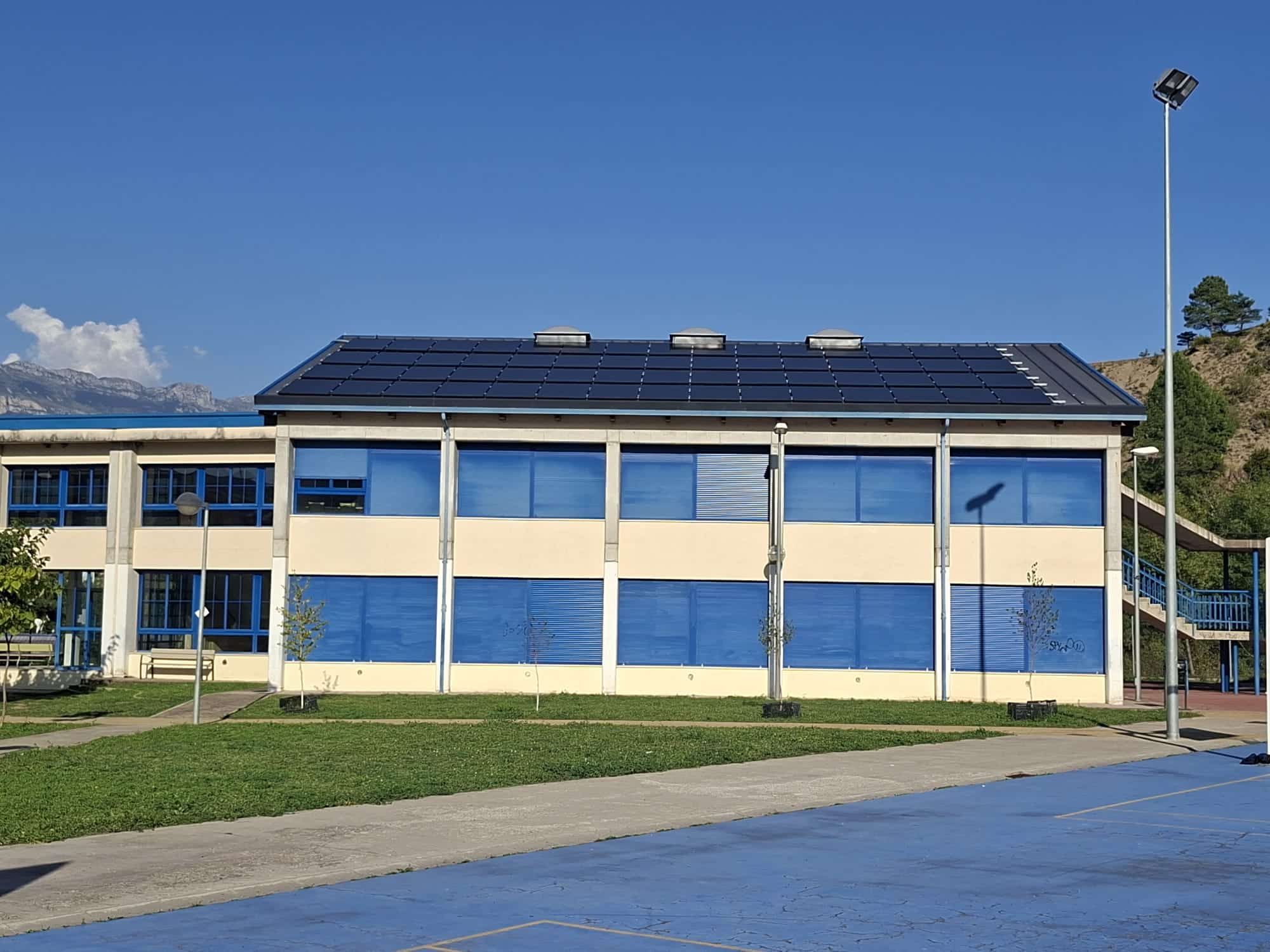 Villa de Ainsa - Sobrarbe Pirineo Aínsa aprueba por unanimidad los presupuestos de 2026 superando los 4.174.000 euros 1 Villa de Ainsa - Sobrarbe Pirineo Placas solares instaladas en el instituto 1