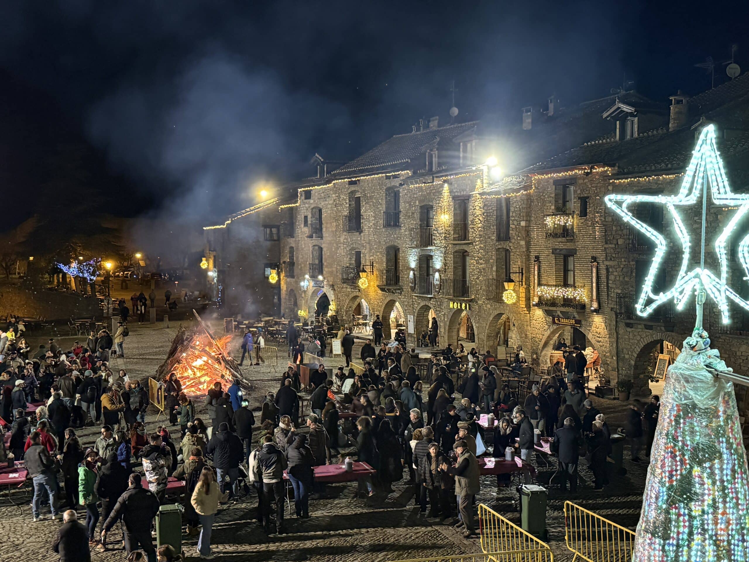 Villa de Ainsa - Sobrarbe Pirineo El ambiente festivo y las agradables temperaturas hacen brillar una nueva edición del Punchacubas de Aínsa 1 Villa de Ainsa - Sobrarbe Pirineo Ambiente desde el ayuntamiento scaled