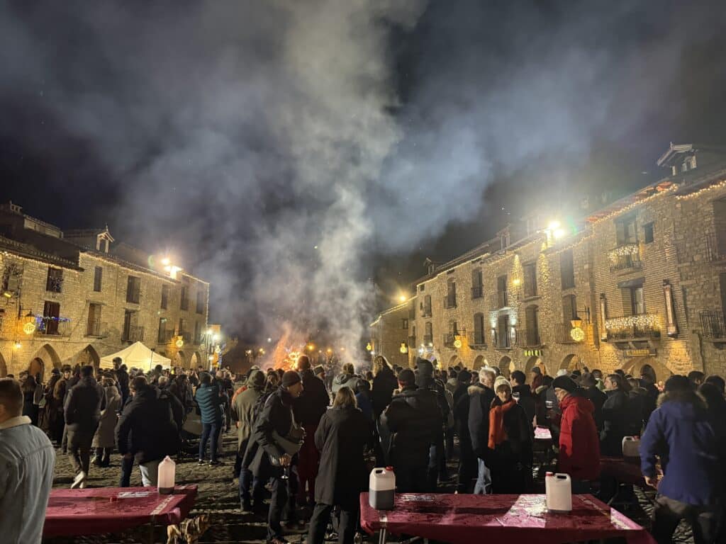 Villa de Ainsa - Sobrarbe Pirineo El ambiente festivo y las agradables temperaturas hacen brillar una nueva edición del Punchacubas de Aínsa 10 Villa de Ainsa - Sobrarbe Pirineo Ambiente en la plaza