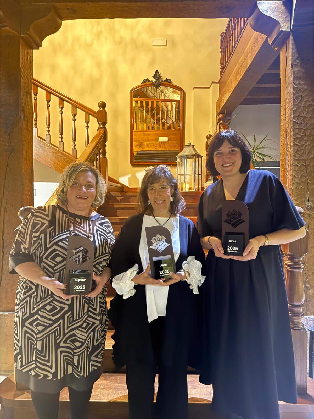 Villa de Ainsa - Sobrarbe Pirineo Cerca de 2.600 personas solicitan información en las oficinas de turismo de Aínsa en noviembre 2 Villa de Ainsa - Sobrarbe Pirineo Beatriz Salcedo sostiene el Reconocimiento por diez anos en la asociacion de Pueblos Mas Bonitos de Espana junto a Alquezar y Anso