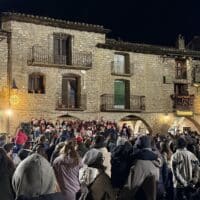 Aínsa da la bienvenida a la Navidad con el encendido de luces en la Plaza Mayor