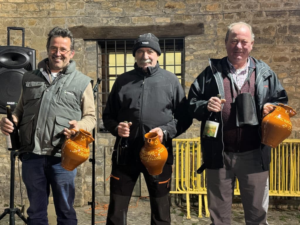 Villa de Ainsa - Sobrarbe Pirineo El ambiente festivo y las agradables temperaturas hacen brillar una nueva edición del Punchacubas de Aínsa 17 Villa de Ainsa - Sobrarbe Pirineo El ganador en el centro junto a familiares de los otros dos premiados