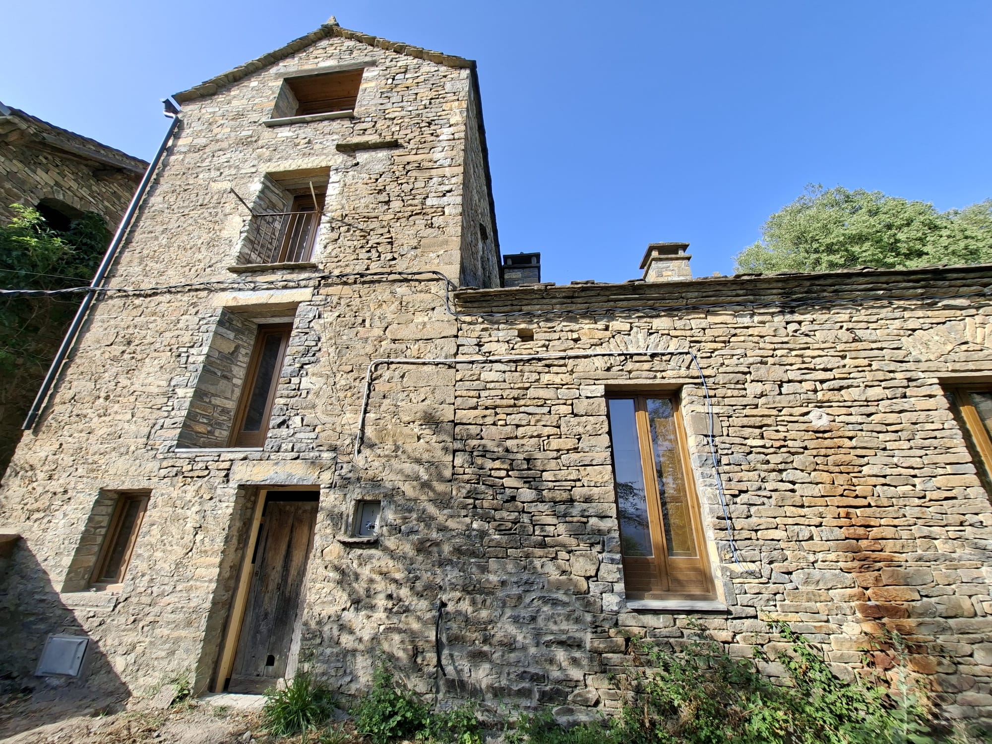 Villa de Ainsa - Sobrarbe Pirineo Aínsa gravará las viviendas vacías del municipio a partir de 2026 1 Villa de Ainsa - Sobrarbe Pirineo Fachada de la casa de Guaso rehabilitada este ano para una nueva familia