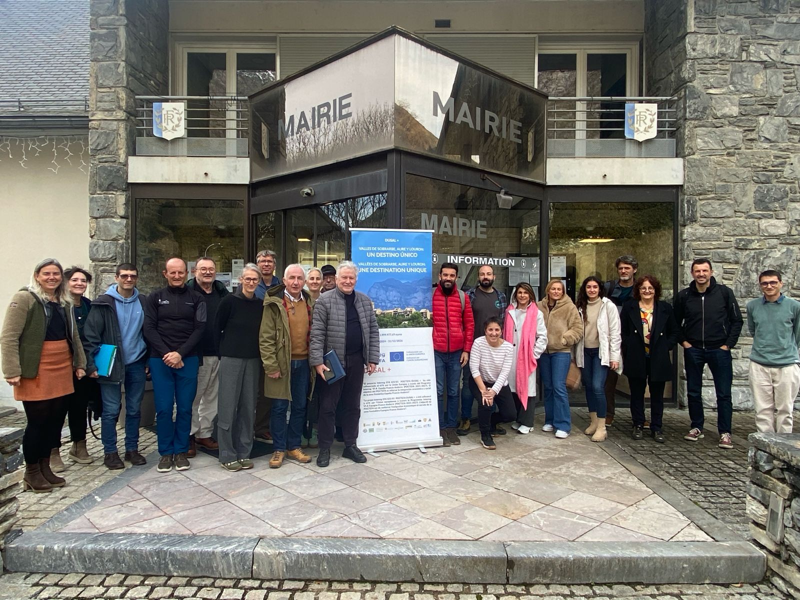Villa de Ainsa - Sobrarbe Pirineo El proyecto DUSAL+ avanza con paso firme hacia la creación del primer destino turístico transfronterizo de los Pirineos 1 Villa de Ainsa - Sobrarbe Pirineo Foto de familia tras la reunion