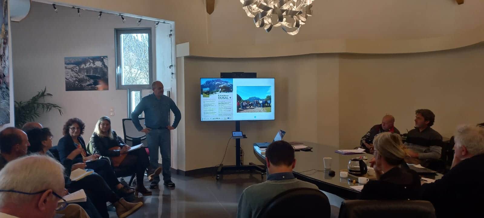 Villa de Ainsa - Sobrarbe Pirineo El proyecto DUSAL+ avanza con paso firme hacia la creación del primer destino turístico transfronterizo de los Pirineos 2 Villa de Ainsa - Sobrarbe Pirineo Foto durante la reunion