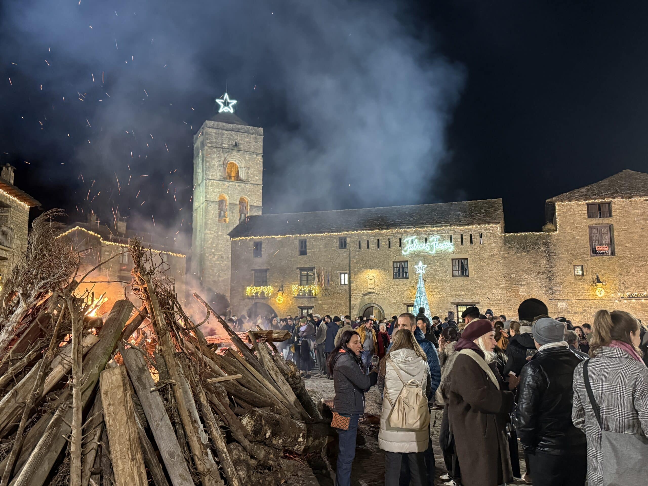Villa de Ainsa - Sobrarbe Pirineo El ambiente festivo y las agradables temperaturas hacen brillar una nueva edición del Punchacubas de Aínsa 6 Villa de Ainsa - Sobrarbe Pirineo Hoguera y ambiente scaled