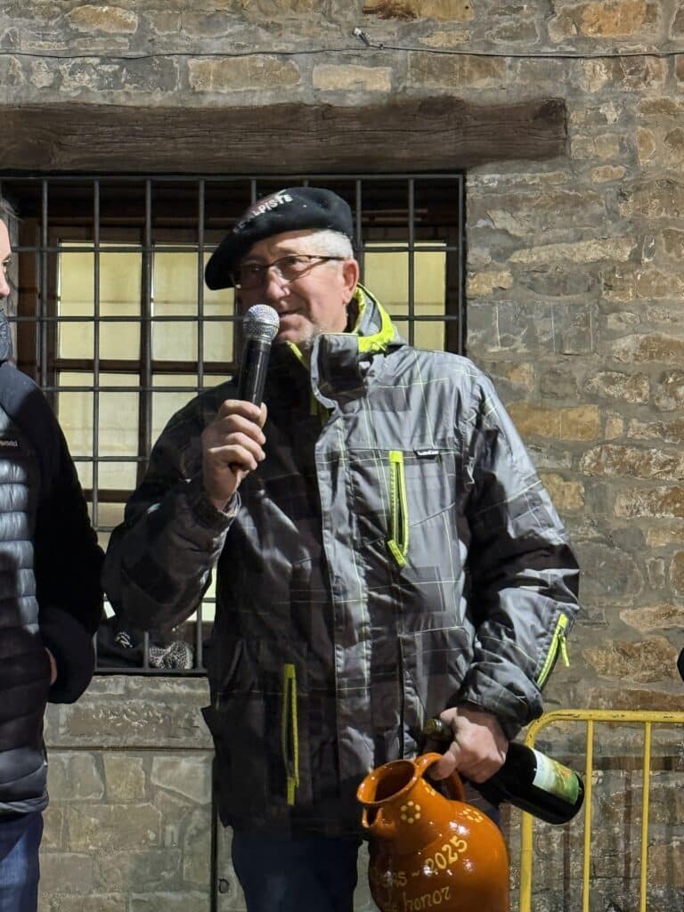 Villa de Ainsa - Sobrarbe Pirineo El ambiente festivo y las agradables temperaturas hacen brillar una nueva edición del Punchacubas de Aínsa 9 Villa de Ainsa - Sobrarbe Pirineo Joaquin Buetas ganador del Jarro de Honor