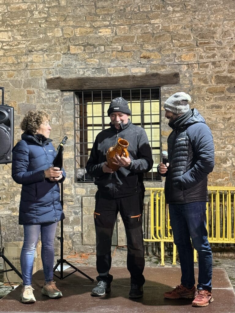 Villa de Ainsa - Sobrarbe Pirineo El ambiente festivo y las agradables temperaturas hacen brillar una nueva edición del Punchacubas de Aínsa 16 Villa de Ainsa - Sobrarbe Pirineo Juan Soro recibe su premio de manos de Pueyo y Perez