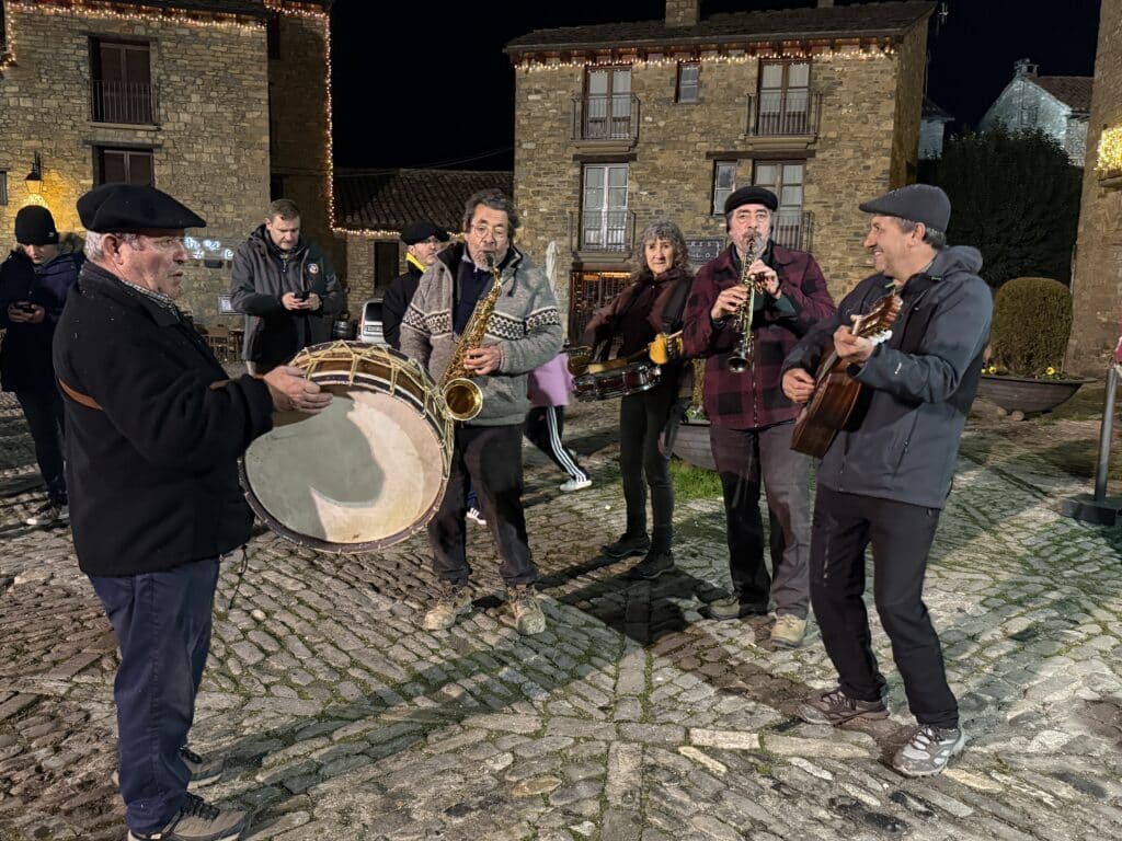 Villa de Ainsa - Sobrarbe Pirineo El ambiente festivo y las agradables temperaturas hacen brillar una nueva edición del Punchacubas de Aínsa 15 Villa de Ainsa - Sobrarbe Pirineo Los musicos amenizando la noche