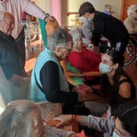 Estudiantes y mayores de la residencia La Solana, en Aínsa, continuarán carteándose tras el éxito del amigo invisible en el primer trimestre